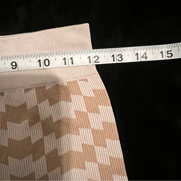 Fashion Nova Seamless Biker Short Set – Beige Checkered, Size M (NWT) - Picture 12 of 15